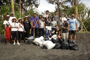 Eco Surf Rescue, Keramas – Gets under way with beach clean up on 12-12-12