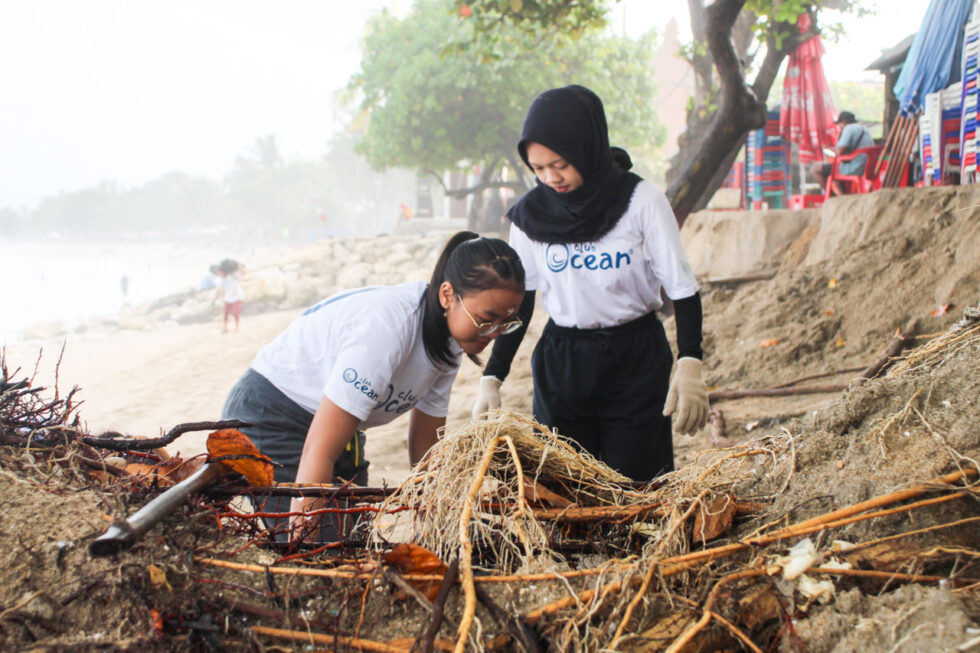 Pantai Kuta beach clean up volunteering